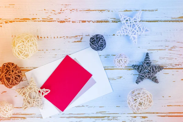 Noel tatili arkaplanı: beyaz ahşap üzerinde yazı için kart — Stok fotoğraf