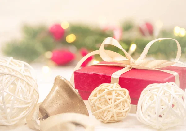 Fundo de Natal, com uma caixa de presente vermelha e bolas brancas de vime — Fotografia de Stock