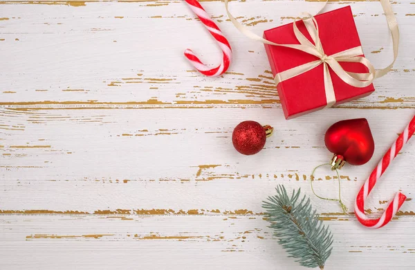 Caja de regalo roja con un juguete de Navidad en forma de corazón, abeto —  Fotos de Stock