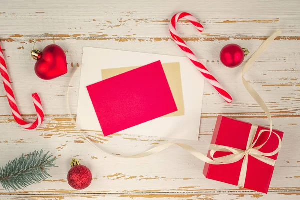 Κόκκινο κουτί δώρου με ένα χριστουγεννιάτικο παιχνίδι σε σχήμα καρδιάς, ελάτη — Φωτογραφία Αρχείου