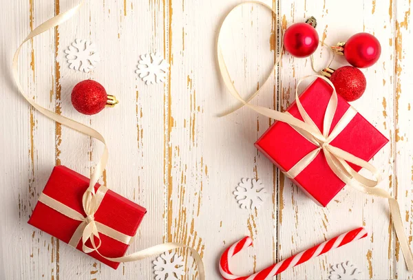 Κόκκινα κουτιά δώρων, Χριστουγεννιάτικο παιχνίδι, κλαδιά ελάτης, χριστουγεννιάτικα γλυκά, — Φωτογραφία Αρχείου