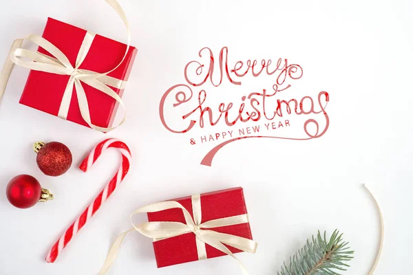 Cajas de regalo rojas, juguete de Navidad, ramas de abeto, dulces de Navidad , — Foto de Stock