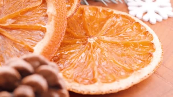 Weihnachtshintergrund: getrocknete Orangen, Anissterne, Zimtstangen, Fichtenzweige. Nahaufnahme. — Stockvideo