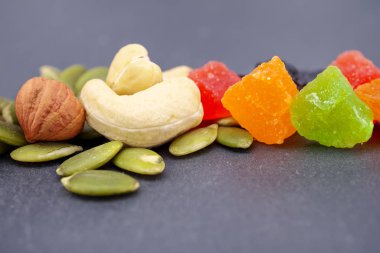 Sağlıklı yiyecekler. Kurutulmuş meyve: fındık, kuru üzüm, kaju, fındık, p