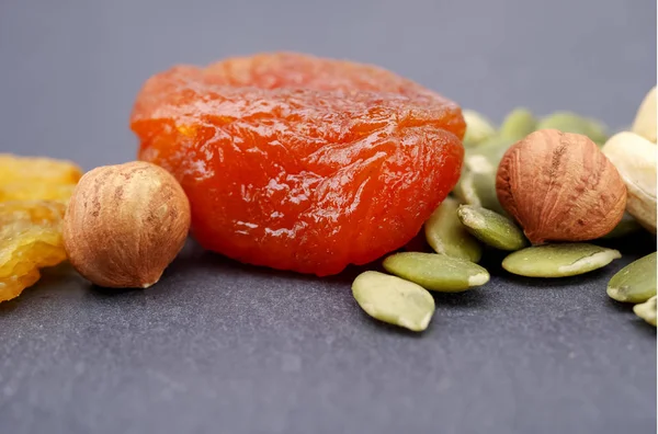 健康食品。 干果：坚果、葡萄干、腰果、干杏仁 — 图库照片