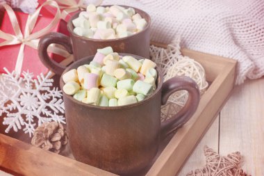 Kış dönemi. Ilık kakaolu ve lokum kaplı iki Clay bardağı. 