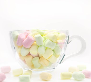 Küçük renkli şekerlemeler şeffaf, cam bir şekerlemenin içinde.