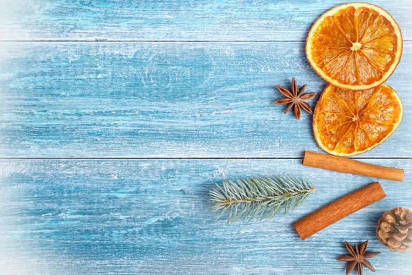 Χριστουγεννιάτικο φόντο: αποξηραμένα πορτοκάλια, γλυκάνισο αστέρια, κανέλα ραβδί — Φωτογραφία Αρχείου
