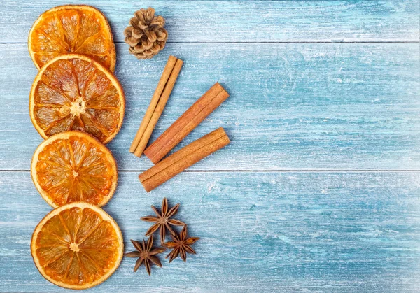 Fond de Noël : oranges séchées, étoiles d'anis, bâton de cannelle — Photo