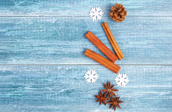 Fondo de Navidad: estrellas de anís, palitos de canela, ramita de sp —  Fotos de Stock