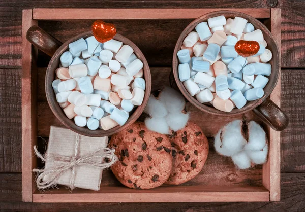 Две глиняные кружки с какао и зефиром, с красным сердцем, куу — стоковое фото