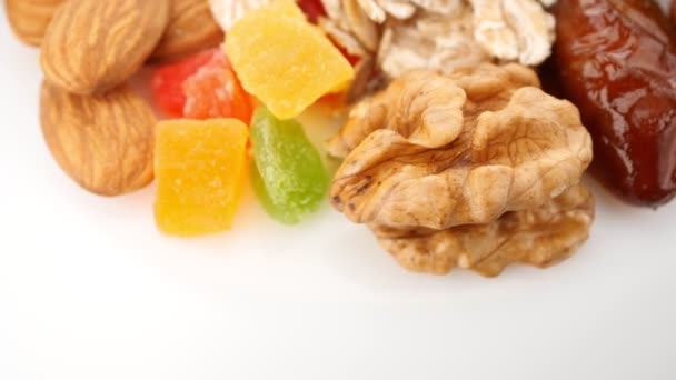 Концепция здорового питания. Гранола. Сушеные фрукты: орехи, изюм, кешью, сушеные абрикосы, фундук, тыквенные семечки. Круглое движение — стоковое видео