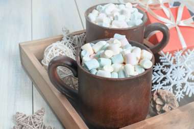 Kış dönemi. Ilık kakaolu ve lokum kaplı iki Clay bardağı. 