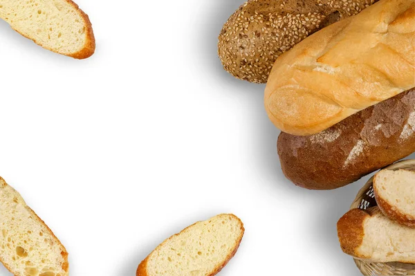 Pan de centeno, una hogaza de trigo y una baguette con semillas de sésamo. Sl —  Fotos de Stock