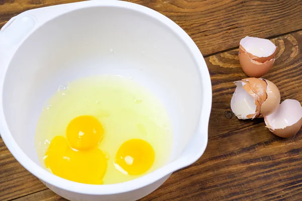 Huevos rotos en un tazón blanco para hacer masa . —  Fotos de Stock