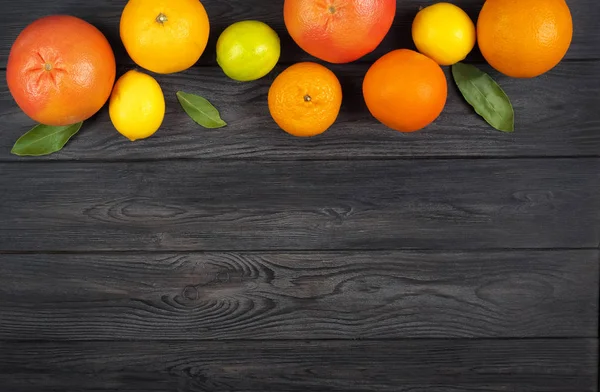 Citrusfrukter: Citron, Grayfrukt, Mandarin, Apelsin, Lime på en dar — Stockfoto