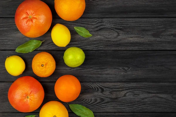 Citrusfrukter: Citron, Grayfrukt, Mandarin, Apelsin, Lime på en dar — Stockfoto