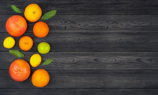 Agrumes : Citron, Grayfruit, Mandarine, Orange, Chaux sur un dar — Photo