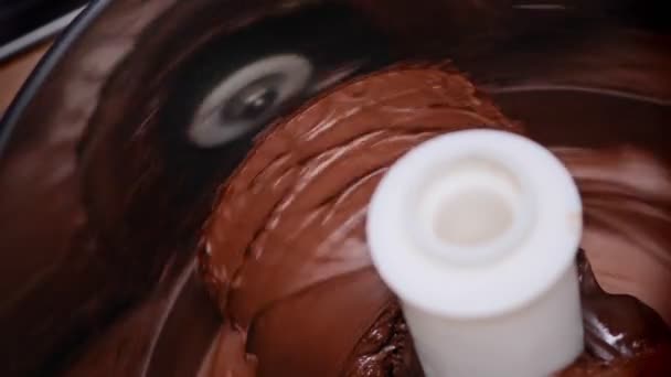Gör choklad på en maskin, melanger. Stanna och slå på maskinen.Mat koncept. Närbild. — Stockvideo