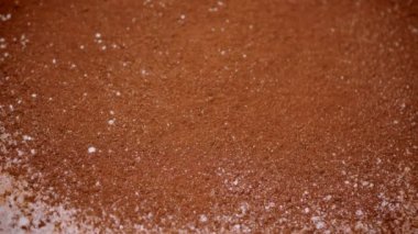 Kakao ve un döküyorum. Hamuru hazırlamak için gerekli malzemeleri hazırlıyorum. Makro. Üst Manzara. Ağır çekim. Yiyecek konsepti.