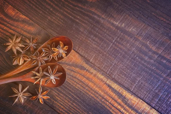 Anis Sterne Einem Kochlöffel Auf Einem Holztisch Nahaufnahme Ansicht Von — Stockfoto