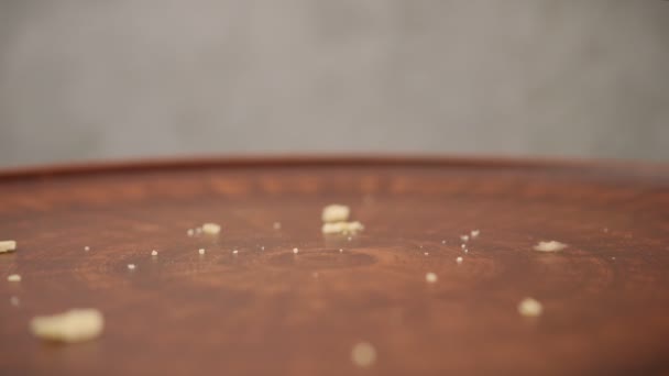 Cocinar fideos caseros. Fettuccine después de cortar cae en una placa de arcilla. Primer plano. Movimiento lento — Vídeo de stock