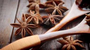 Tahta bir masadaki tahta kaşıkta anason yıldızları. Yakın plan. Yemek konsepti. Kamera hareketi.