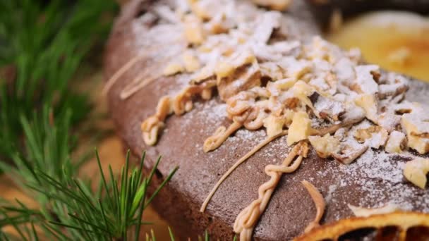 Festlicher Weihnachtskuchen Mit Orangenscheiben Und Nüssen Auf Dem Hintergrund Einer — Stockvideo