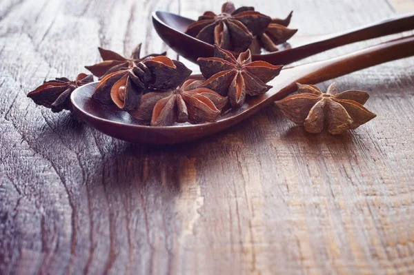 Anis Étoiles Dans Une Cuillère Bois Sur Une Table Bois — Photo