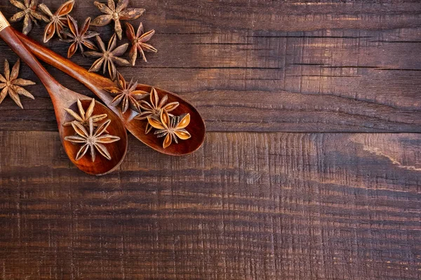 Anis Étoiles Dans Une Cuillère Bois Sur Une Table Bois — Photo