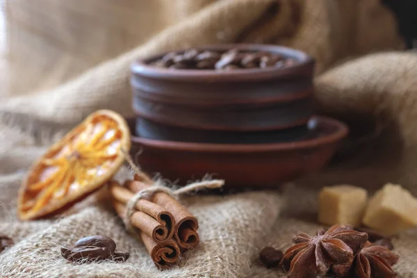 Fondo Alimentario Con Desenfoque Granos Café Una Taza Arcilla Palitos —  Fotos de Stock