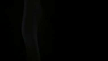 Duman, buhar, siyah bir arka plan 44k videosunda.