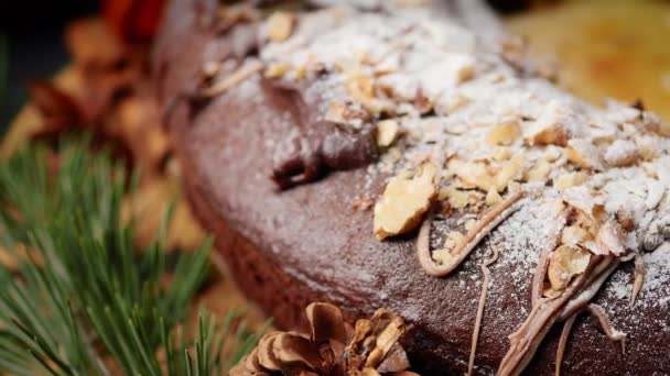 Pastel Navidad Festivo Con Rodajas Naranja Nueces Fondo Una Guirnalda — Vídeos de Stock