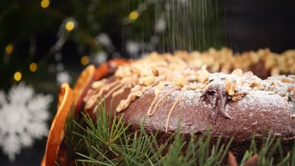 Kerst cupcake met noten en glazuur, sinaasappels. Draaien in een cirkel. Bestrooi met poedersuiker. — Stockvideo