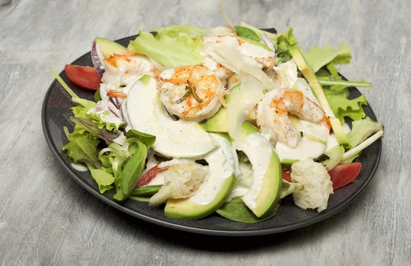 Insalata di Cesare con gamberi e avocado — Foto Stock