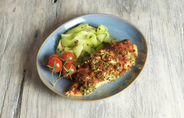 Ispanak ve beyaz taze salatalık salatası ile servis tavuk göğsü dolması — Stok fotoğraf