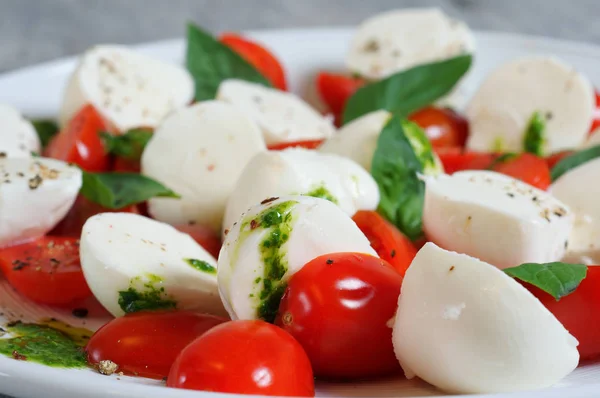 Caprese salade sur une assiette blanche — Photo