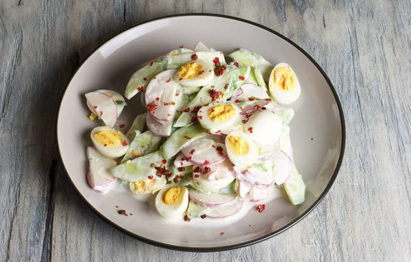 Turp - salatalık - Bıldırcın yumurta salatası, porselen tabak, gri arka plan — Stok fotoğraf