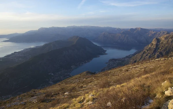 Baai van Kotor en Balkangebergte, Lovcen Park, Montenegro — Stockfoto