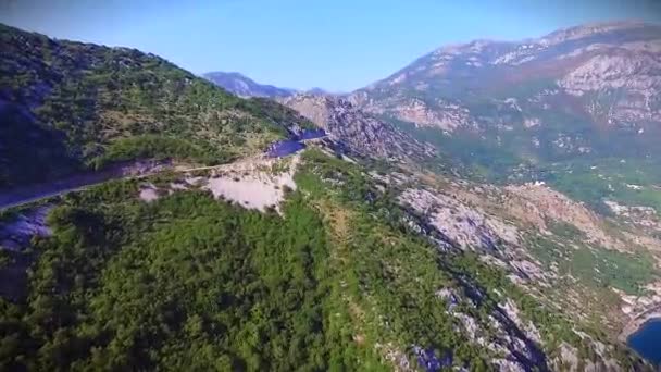 Drone Video - Montañas de los Balcanes, La bahía de Kotor, Kotor, Montenegro (julio 2016 ) — Vídeo de stock