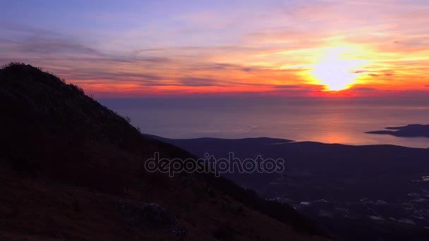 Ηλιοβασίλεμα στην Αδριατική θάλασσα, το εθνικό πάρκο Lovchen (Lovcen), το Μαυροβούνιο — Αρχείο Βίντεο