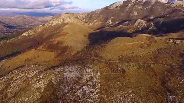 Drone video - Montañas balcánicas en el parque nacional Lovchen y la bahía de Kotor — Vídeos de Stock