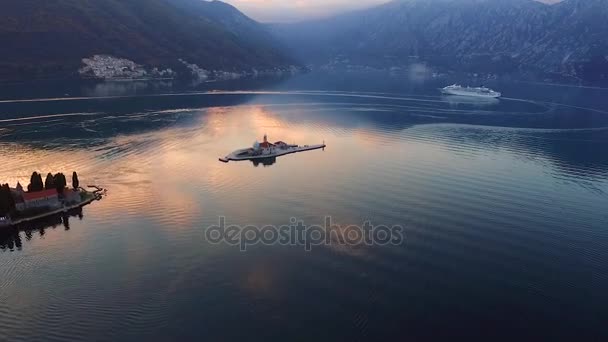 Drone video - cruiseschip in de baai van Kotor na zonsondergang, Perast — Stockvideo