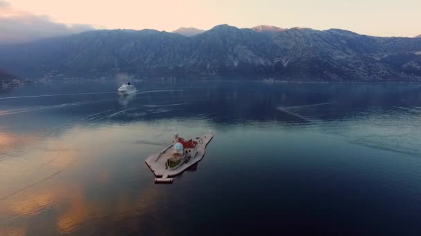 Vidéo par drone - Bateau de croisière dans la baie de Kotor après le coucher du soleil, Perast — Video