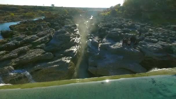 Drohnenvideo - Menschen stehen in der Nähe des Wasserfalls - Flug über den Wasserfall über die Schlucht — Stockvideo