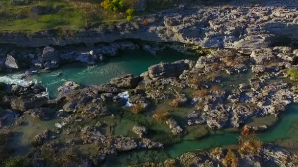 Vidéo de drone - Vol au-dessus de la cascade à travers la gorge — Video