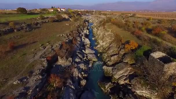 Vidéo de drone - Vol au-dessus de la cascade à travers la gorge — Video