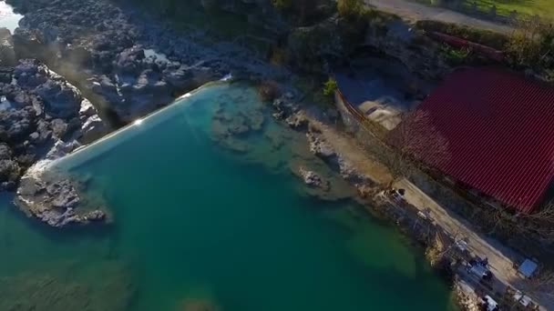 無人ビデオ - 峡谷を越え滝の上空飛行 — ストック動画