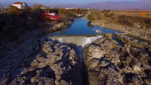 Vidéo de drone - Vol au-dessus de la cascade à travers la gorge — Video