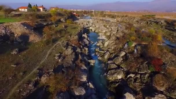 Vidéo de drone - Vol au-dessus de la cascade à travers la gorge — Video